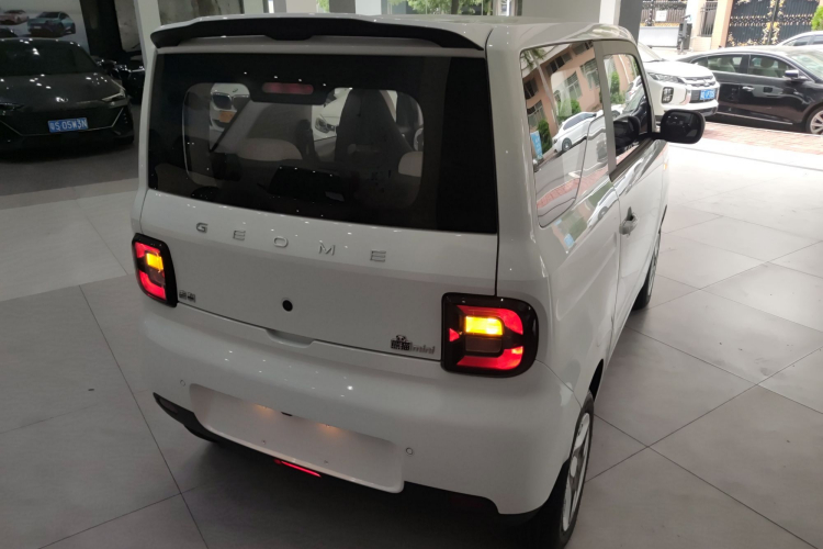 吉利银河 熊猫 2025款 210km 元气熊车身外观9