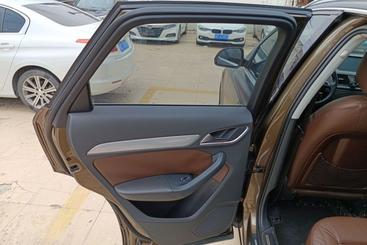 奥迪Q3 2013款 35 TFSI quattro 技术型中控内饰7008