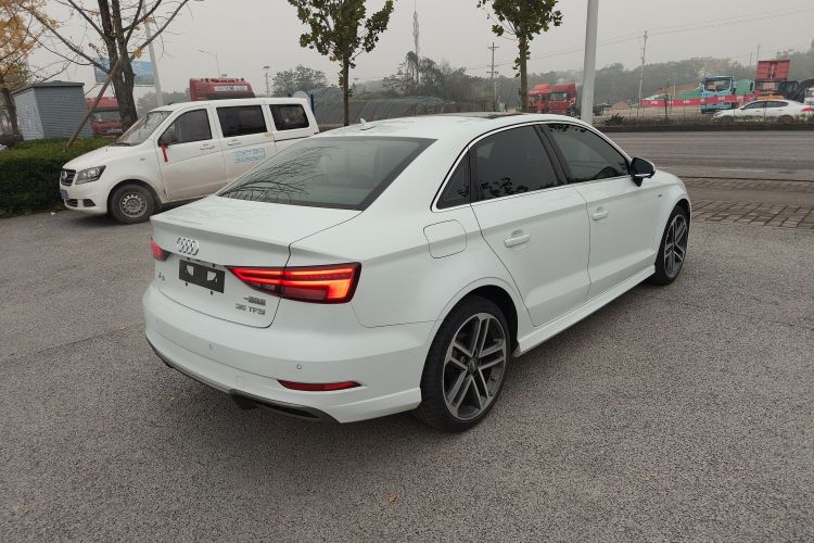 奥迪A3 2018款 30周年年型 Limousine 35 TFSI 运动型车身外观7