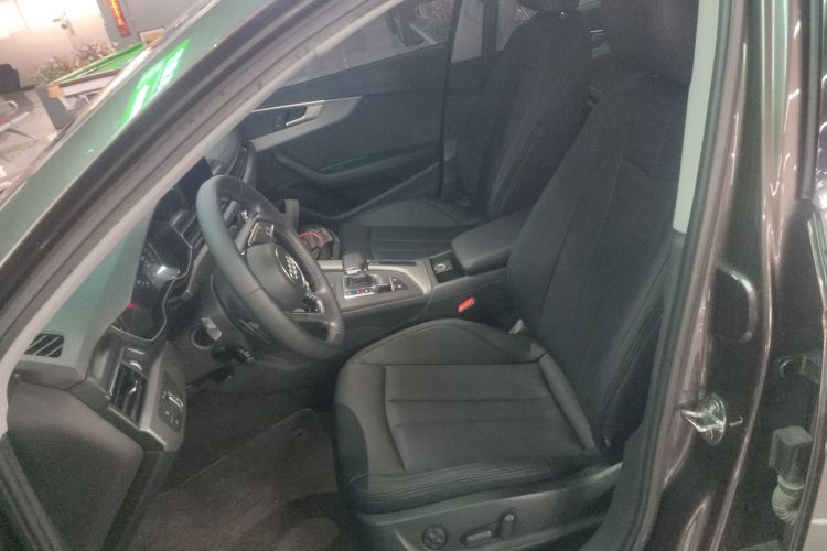 奥迪A4L 2018款 30周年年型 40 TFSI 进取型中控内饰19