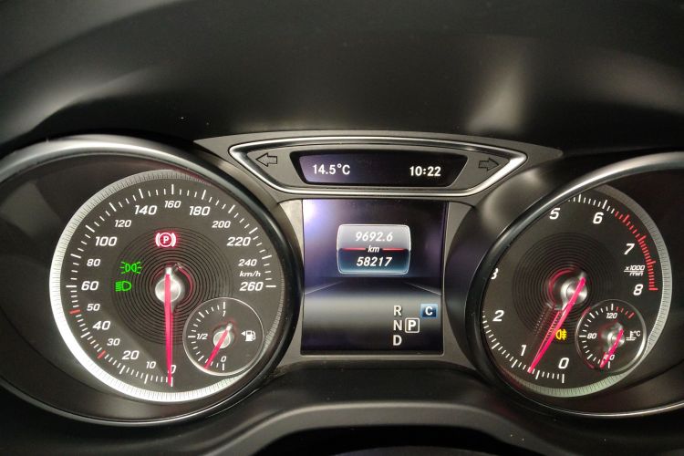 奔驰GLA 2019款 GLA 200 时尚型中控内饰14