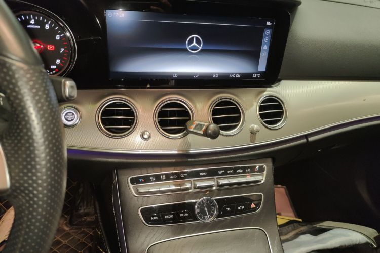 奔驰E级 2017款 E 200 运动型中控内饰16