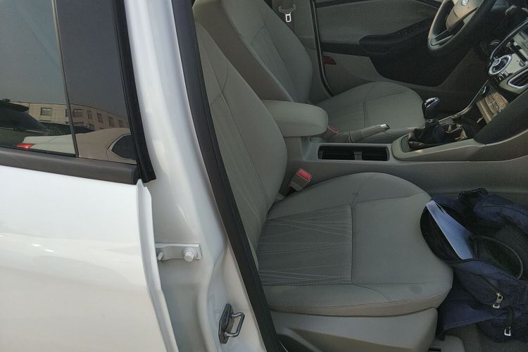 福特 福克斯 2015款 三厢 1.6L 手动舒适型局部细节41