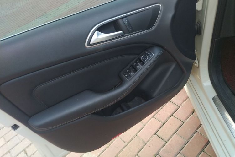 奔驰B级 2017款 B 200 动感型中控内饰47