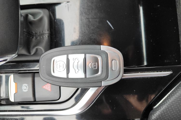 红旗E-QM5 2022款 431km 充电乐享版中控内饰7001