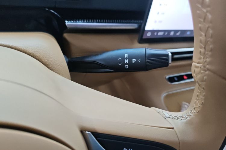 岚图汽车 岚图梦想家 2025款 PHEV 四驱尊贵鲲鹏版中控内饰18