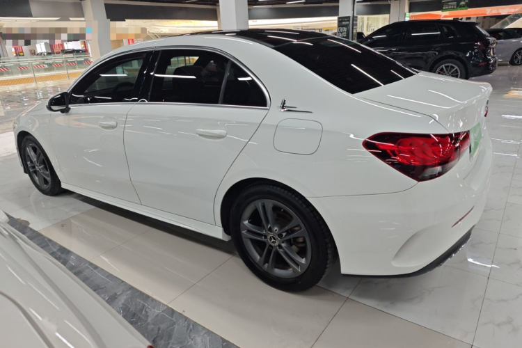 奔驰A级 2020款 改款 A 180 L 运动轿车特殊配置车身外观4