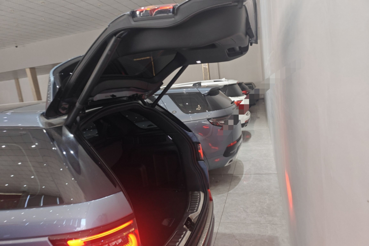 路虎 发现运动版 2020款 249PS R-Dynamic 性能版机舱底盘23