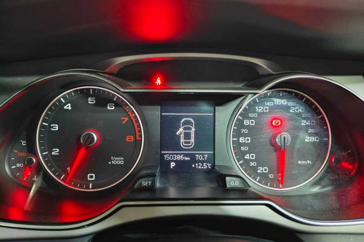 奥迪A4L 2013款 35 TFSI 自动标准型中控内饰14