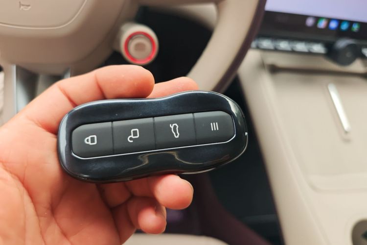 小米汽车 小米YU7 2025款 超长续航高性能四驱Max版中控内饰11