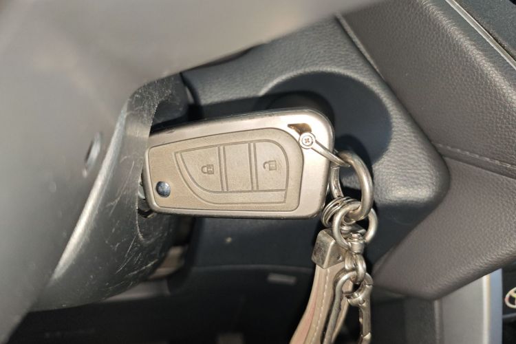 丰田 锋兰达 2023款 2.0L CVT精英版中控内饰7001