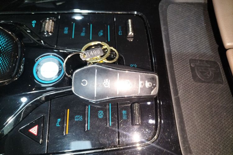 比亚迪 汉 2023款 EV 冠军版 605KM前驱尊贵型中控内饰7001