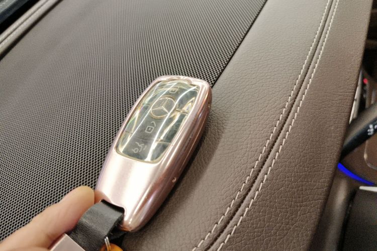 奔驰E级 2023款 改款 E 300 L 豪华型中控内饰11