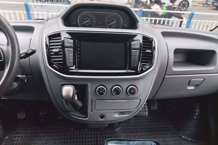 上汽大通MAXUS 新途V80 2019款 2.5T经典款6挡手动傲运通改款短轴超低顶5/6座中控内饰16