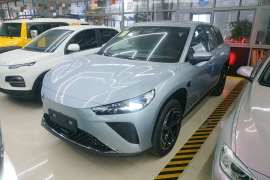 哪吒汽车 哪吒L 2024款 增程 310 闪充红衣版