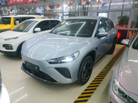 哪吒汽车 哪吒L 2024款 增程 310 闪充红衣版