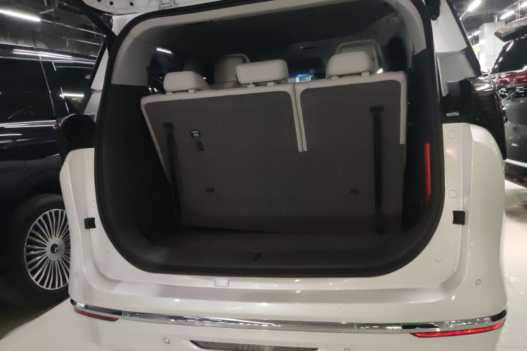 别克GL8 2025款 陆尊 智享版机舱底盘23