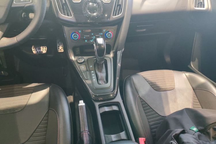 福特 福克斯 2017款 1.5T CTCC 白黑限量版中控内饰18