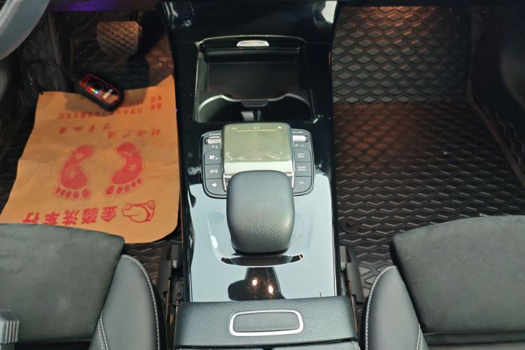 奔驰A级 2020款 改款 A 200 L 运动轿车时尚型中控内饰18
