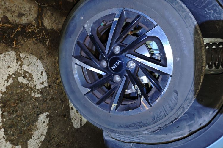 哪吒汽车 哪吒V 2021款 长续航娱乐版车身外观10