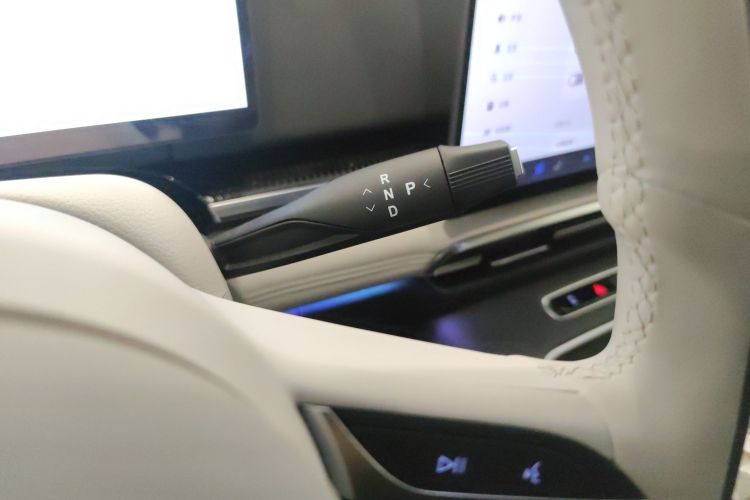 岚图汽车 岚图梦想家 2025款 PHEV 四驱旗舰鲲鹏版局部细节18