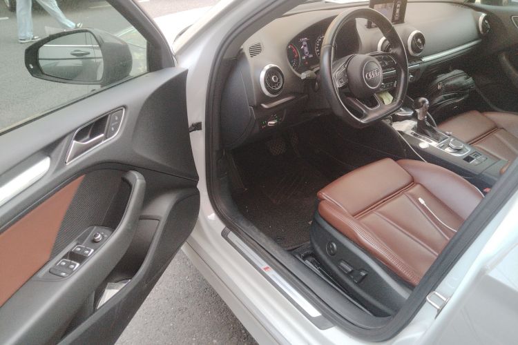 奥迪A3 2018款 30周年年型 Limousine 35 TFSI 运动型中控内饰20