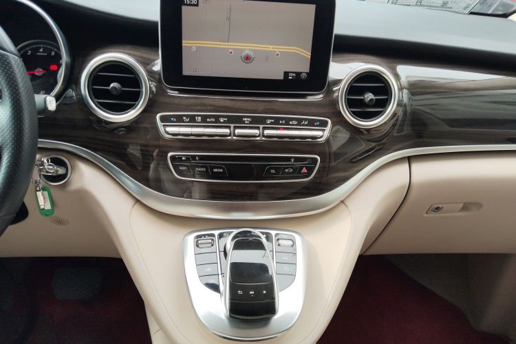 奔驰V级 2017款 V 260 领航版中控内饰16