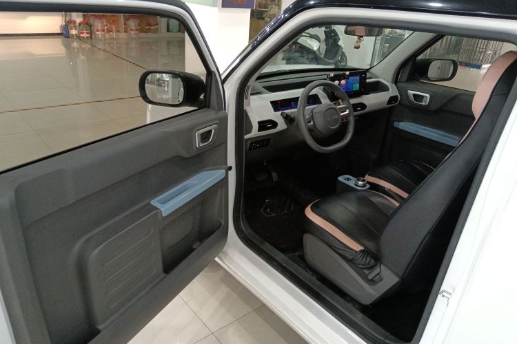 吉利银河 2023款 熊猫mini 200km 耐力熊中控内饰7003