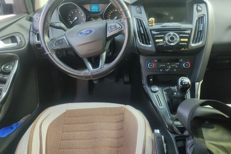 福特 福克斯 2017款 三厢 1.6L 手动风尚型智行版中控内饰13