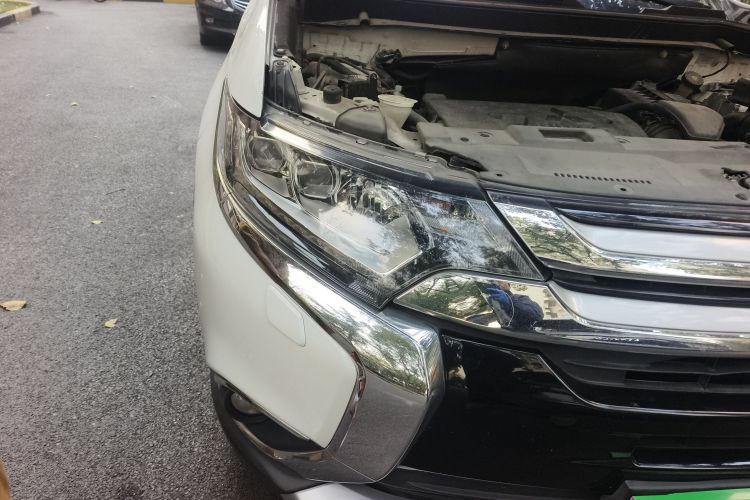 三菱 欧蓝德 2016款 2.4L 四驱豪华版 7座车身外观8