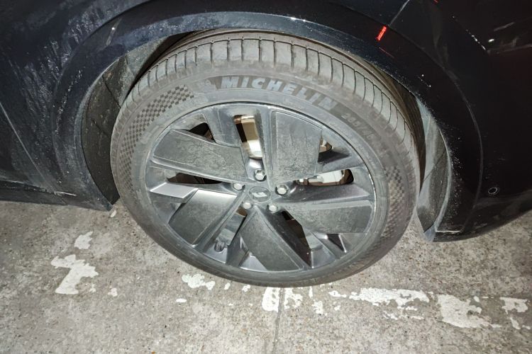 理想汽车 理想L9 2025款 Ultra 智能焕新版车身外观10