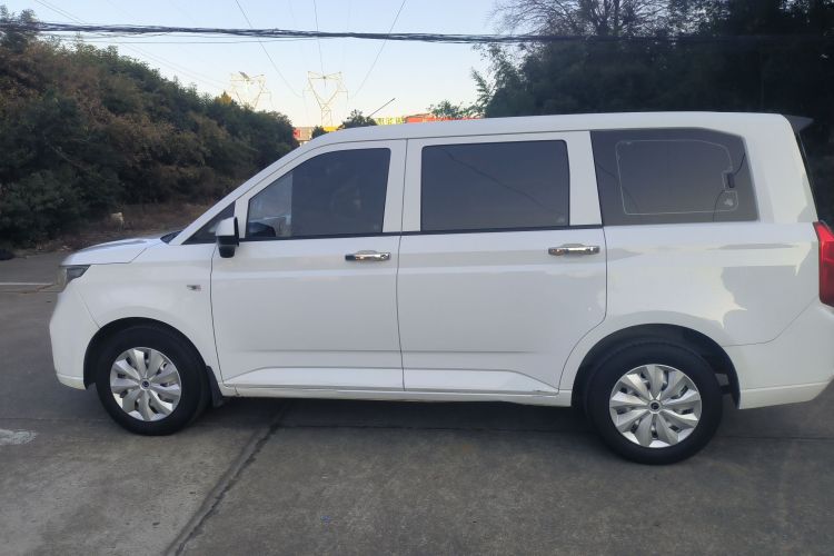 五菱汽车 五菱宏光PLUS 2020款 1.5L 手动标准型 5座车身外观4