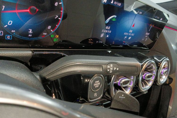 奔驰GLA 2020款 GLA 200中控内饰18