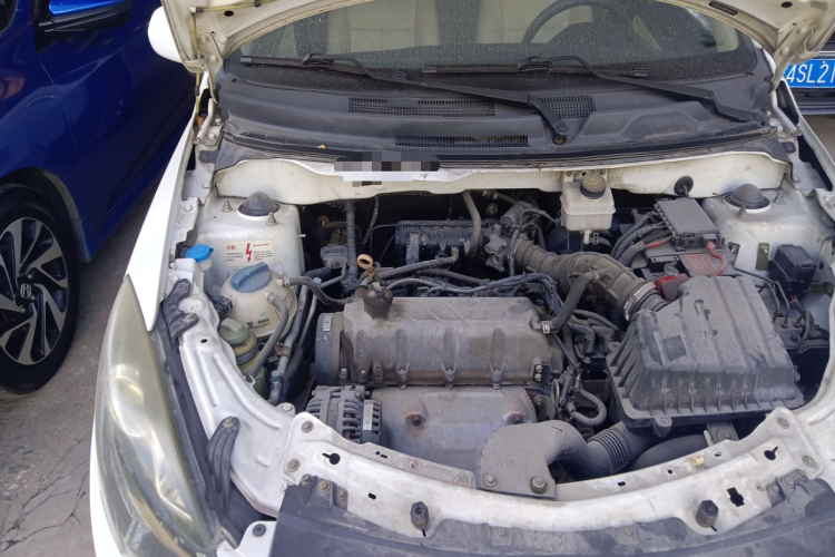 奇瑞 风云2 2013款 两厢 1.5L AMT锐意版机舱底盘25