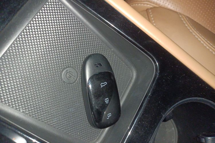 理想汽车 理想ONE 2021款 增程6座版中控内饰11