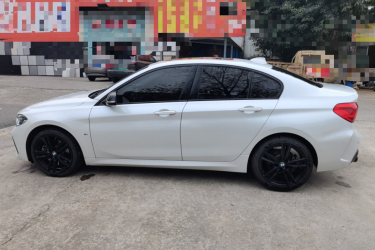 宝马1系 2021款 改款 125i M运动曜夜版车身外观4