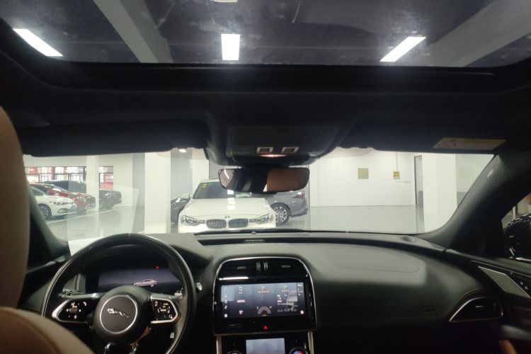 捷豹XEL 2024款 2.0T 250PS R-DYNAMIC S耀黑运动版中控内饰22