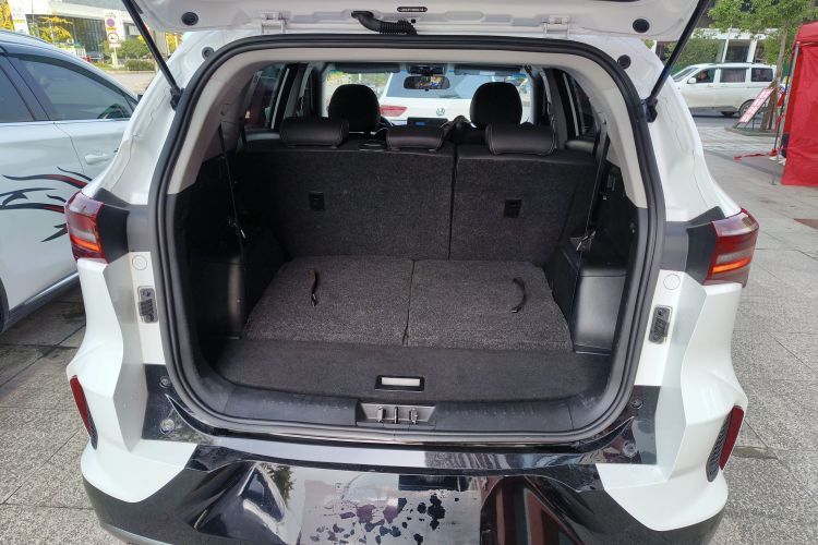 东南DX8S 2022款 1.5T DCT酋长版 7座机舱底盘23