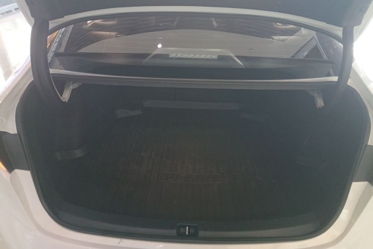 丰田 雷凌 2023款 智能电混双擎 1.8L 豪华版机舱底盘23