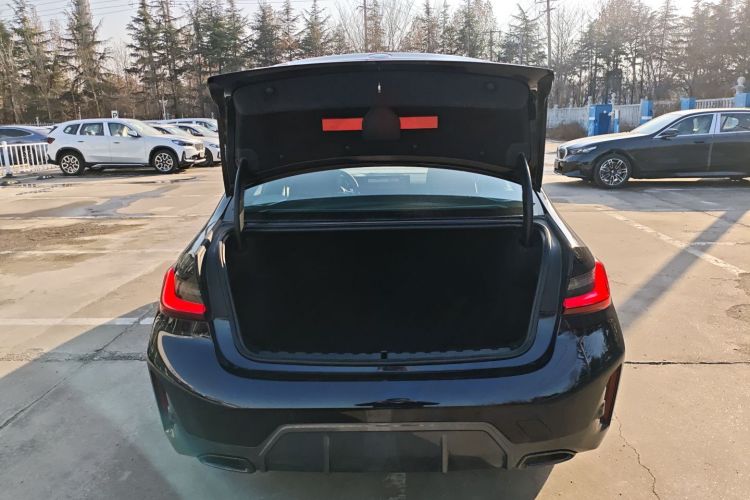 宝马3系 2024款 325i M运动曜夜套装机舱底盘23