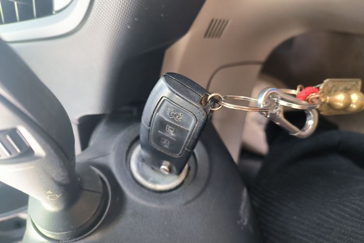 福特 嘉年华 2013款 三厢 1.5L 自动时尚型中控内饰11