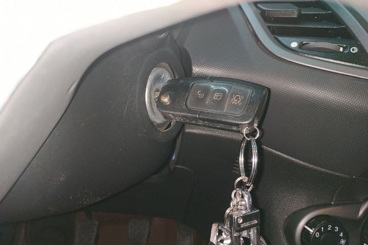 福特 嘉年华 2013款 三厢 1.5L 手动风尚型中控内饰11