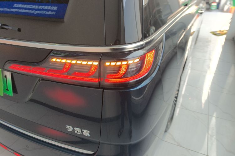 岚图汽车 岚图梦想家 2025款 PHEV 四驱旗舰鲲鹏版车身外观9