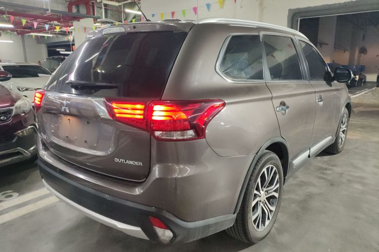 三菱 欧蓝德 2016款 2.4L 四驱精英版 5座车身外观7