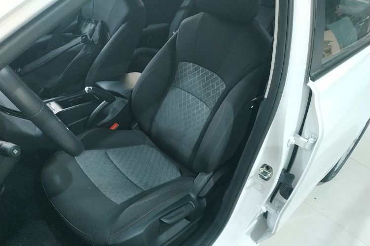 荣威i5 2023款 1.5L 手动舒享版中控内饰19