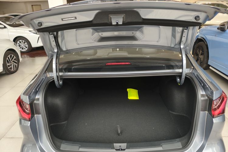 荣威i5 2023款 1.5L CVT豪华版机舱底盘23