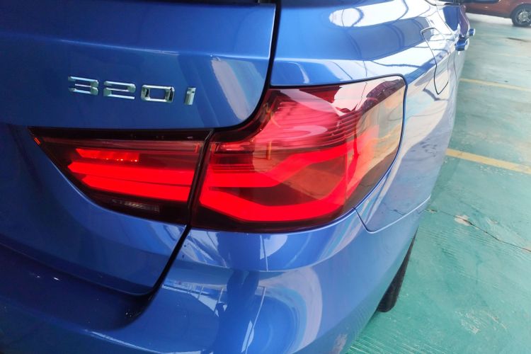 宝马3系GT 2020款 320i M运动套装车身外观9