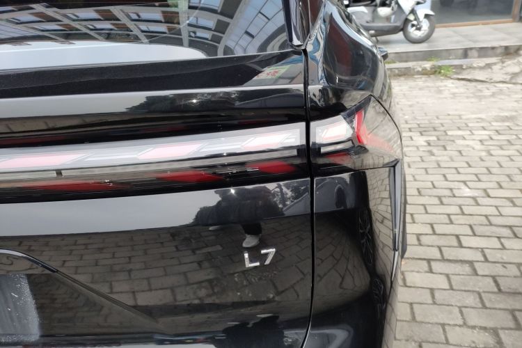 吉利银河 银河L7 2024款 1.5T 115km 星舰 龙腾版车身外观9