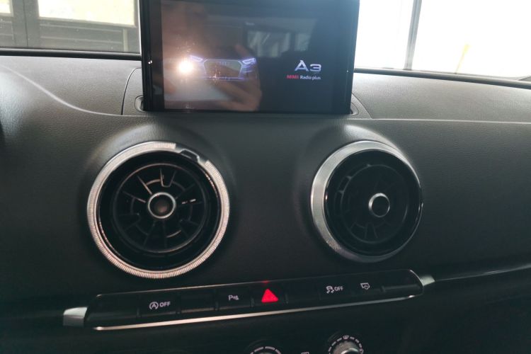 奥迪A3 2018款 30周年年型 Limousine 35 TFSI 时尚型中控内饰16