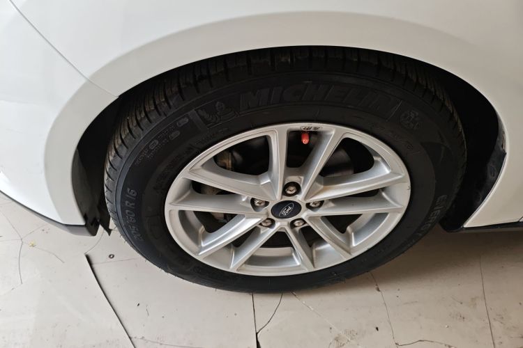 福特 福克斯 2018款 两厢经典 1.6L 自动风尚型智行版车身外观6002